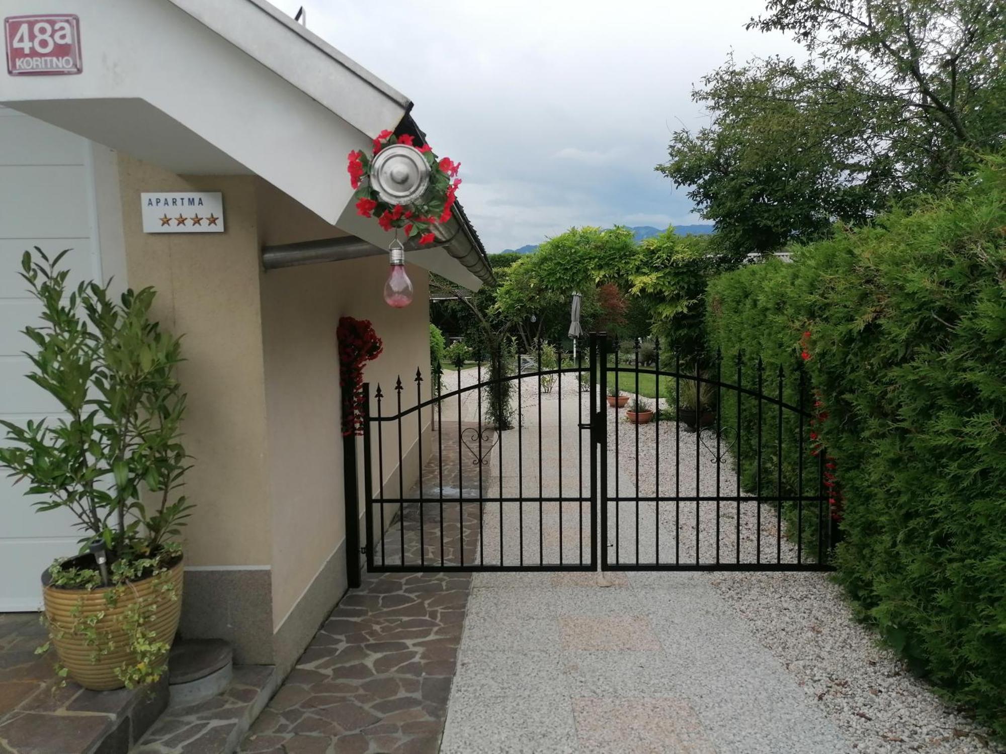 Garden Paradise Bled Apartments - Garden, Pond And Castle View エクステリア 写真